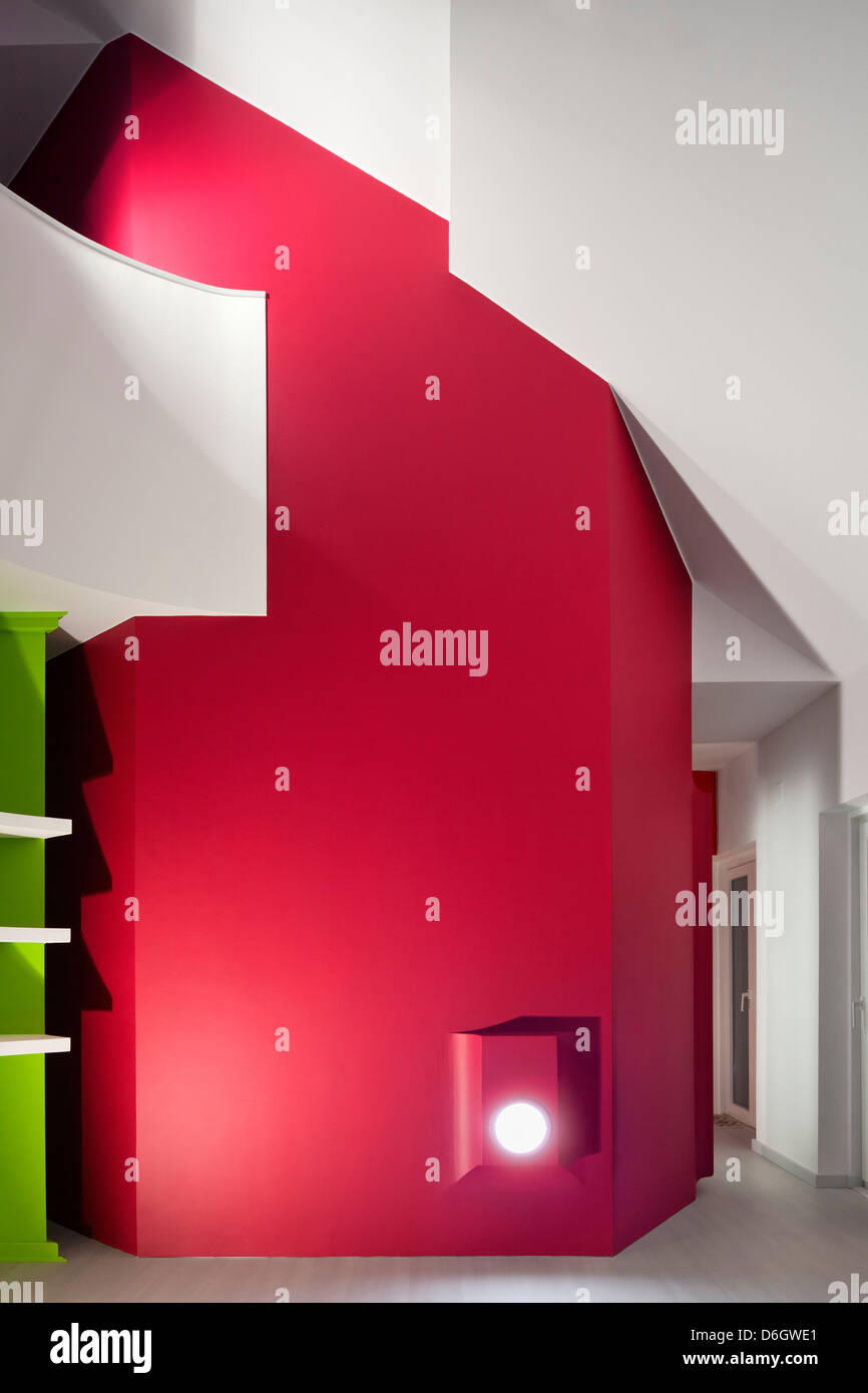 Casa Em Almada, Almada, Portugal. Architekt: Pedro Gadanho, 2012. Maßgeschneiderte leuchtend rote Verkleidung mit eingefügten Leuchte. Stockfoto