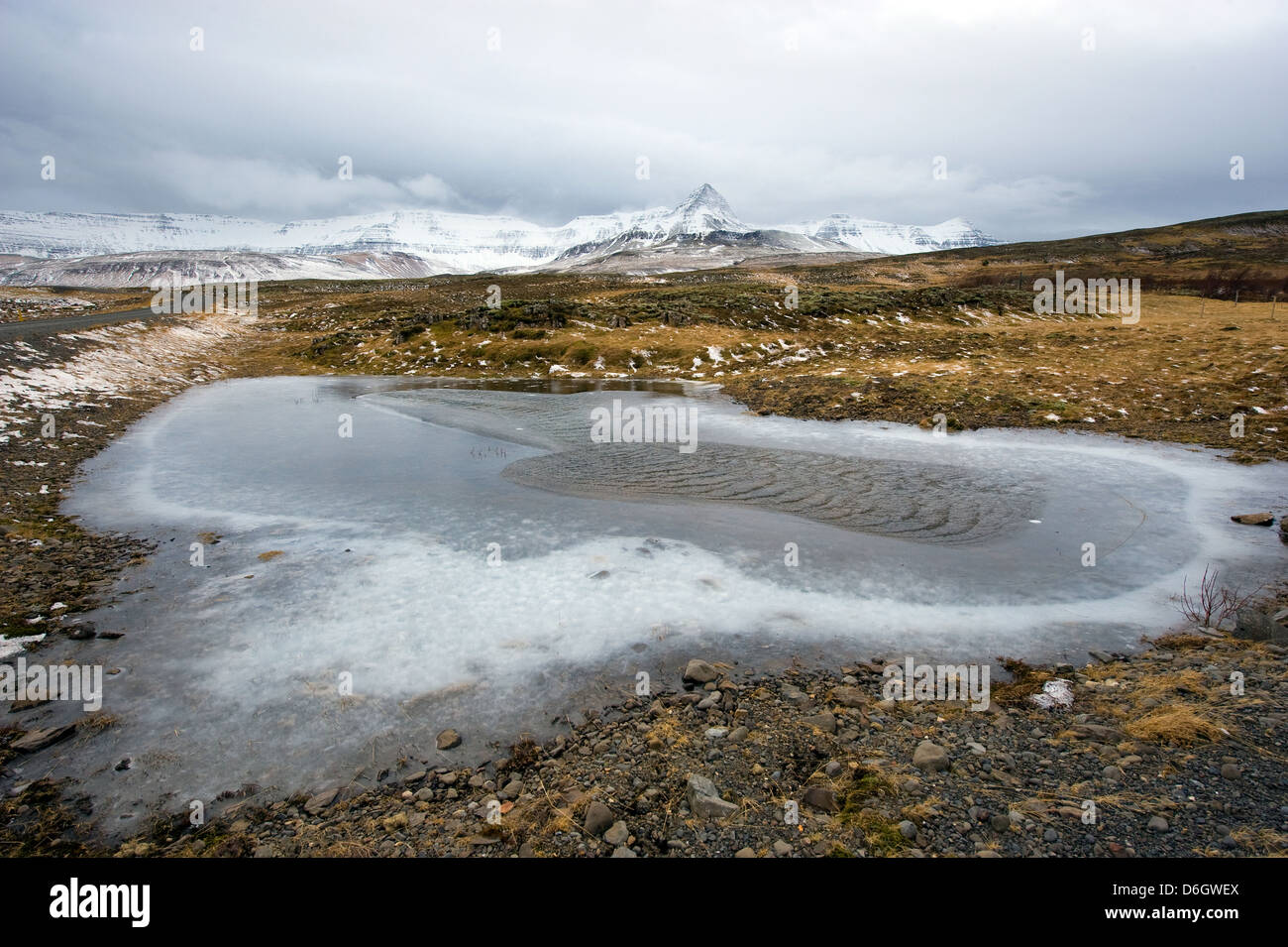 Eis auf einem kleinen gefrorenen Teich in Island im winter Stockfoto