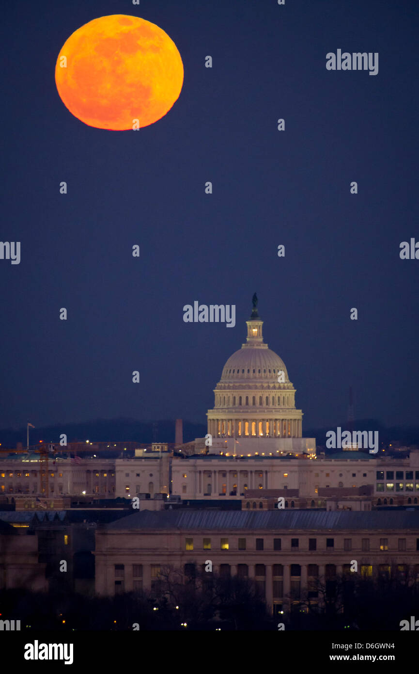 HANDOUT - ein NASA-Handout-Bild vom 7. Februar 2012 zeigt der Vollmond und der U.S. Capitol in den frühen Abend von Arlington National Cemetery in Arlington, Virginia, USA. Foto: Bill Ingalls / NASA über CNP / HANDOUT / Kredit-obligatorisch Stockfoto