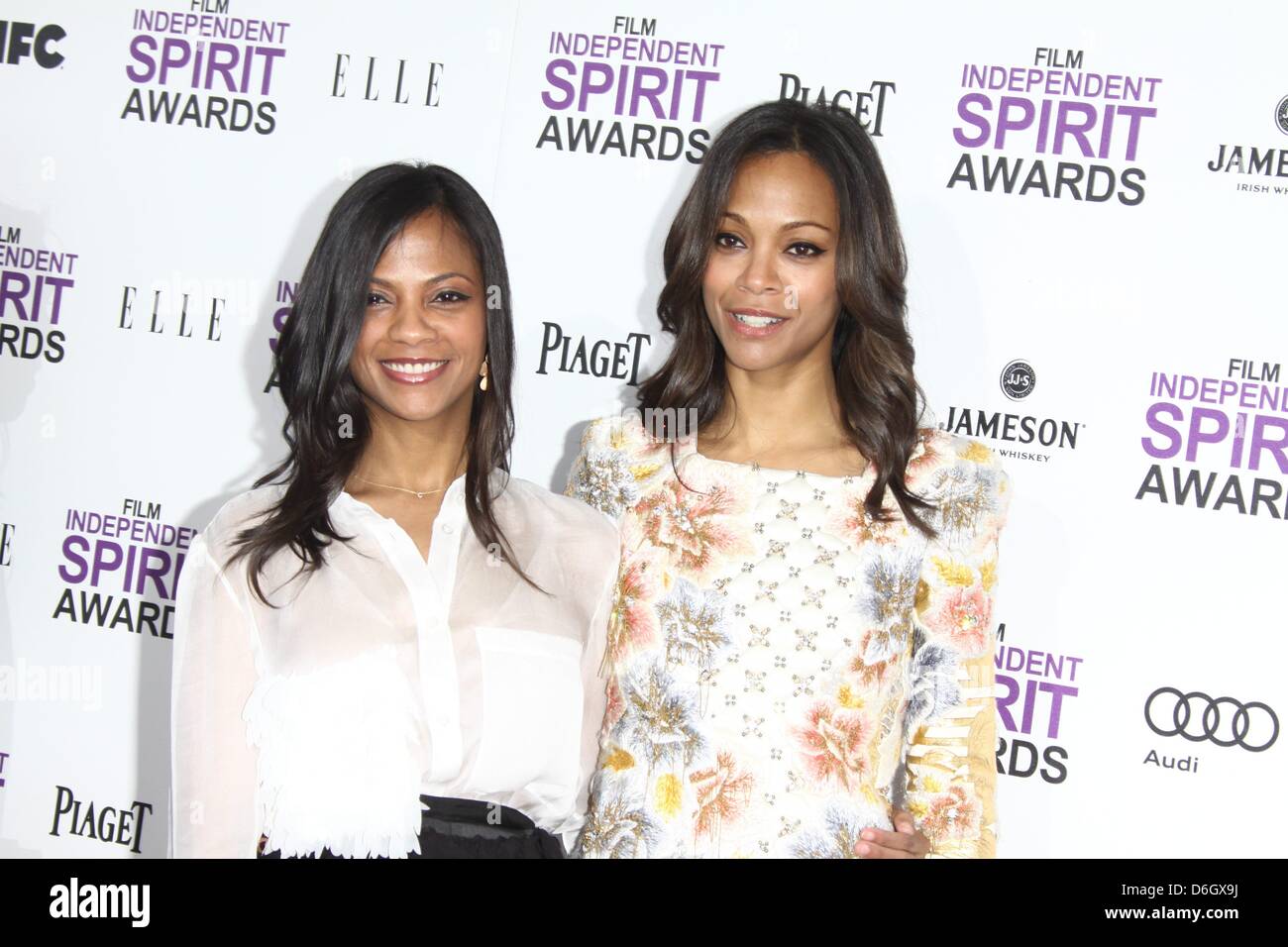 Schauspielerin Zoe Saldana und ihre Schwester Cisley (l) teilnehmen 27. jährlichen Film Independent Spirit Awards in einem Zelt am Strand von Santa Monica in Los Angeles, USA, am 25. Februar 2012. Foto: Hubert Boesl Stockfoto