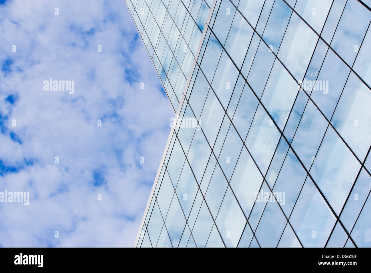 Glas-Wolkenkratzer und bewölktem Himmel Stockfoto
