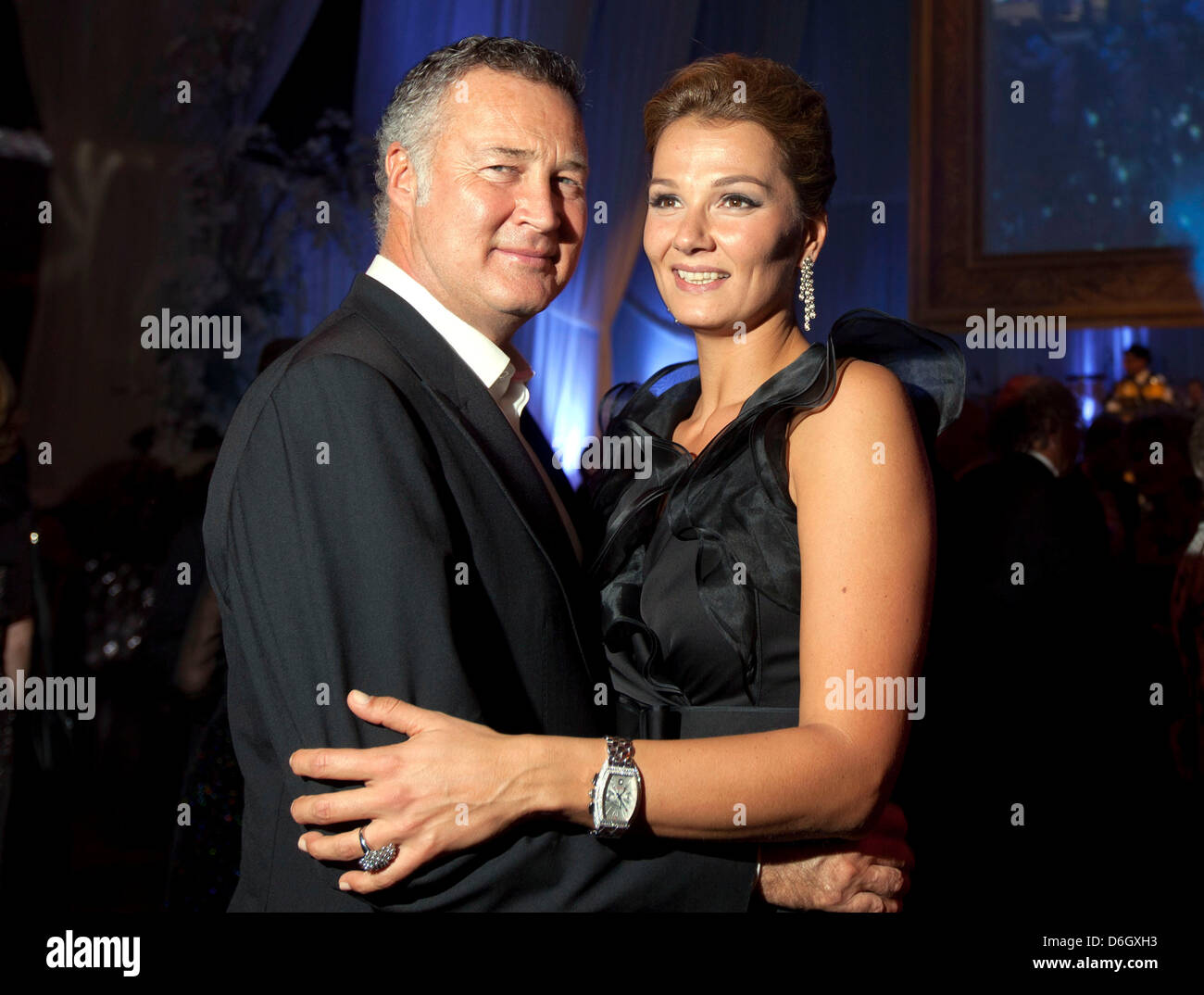 Jürgen B. Harder (L) und seine Frau, ehemalige professionelle Schwimmerin Franziska van Almsick Tanz während der Deutschen Opernball in der alten Oper in Frankfurt Main, Deutschland, 25. Februar 2012 statt. Ca. 2,200 Gäste feierten unter dem Motto "Nacht des Swing & Eleganz". Foto: Frank Rumpenhorst Stockfoto