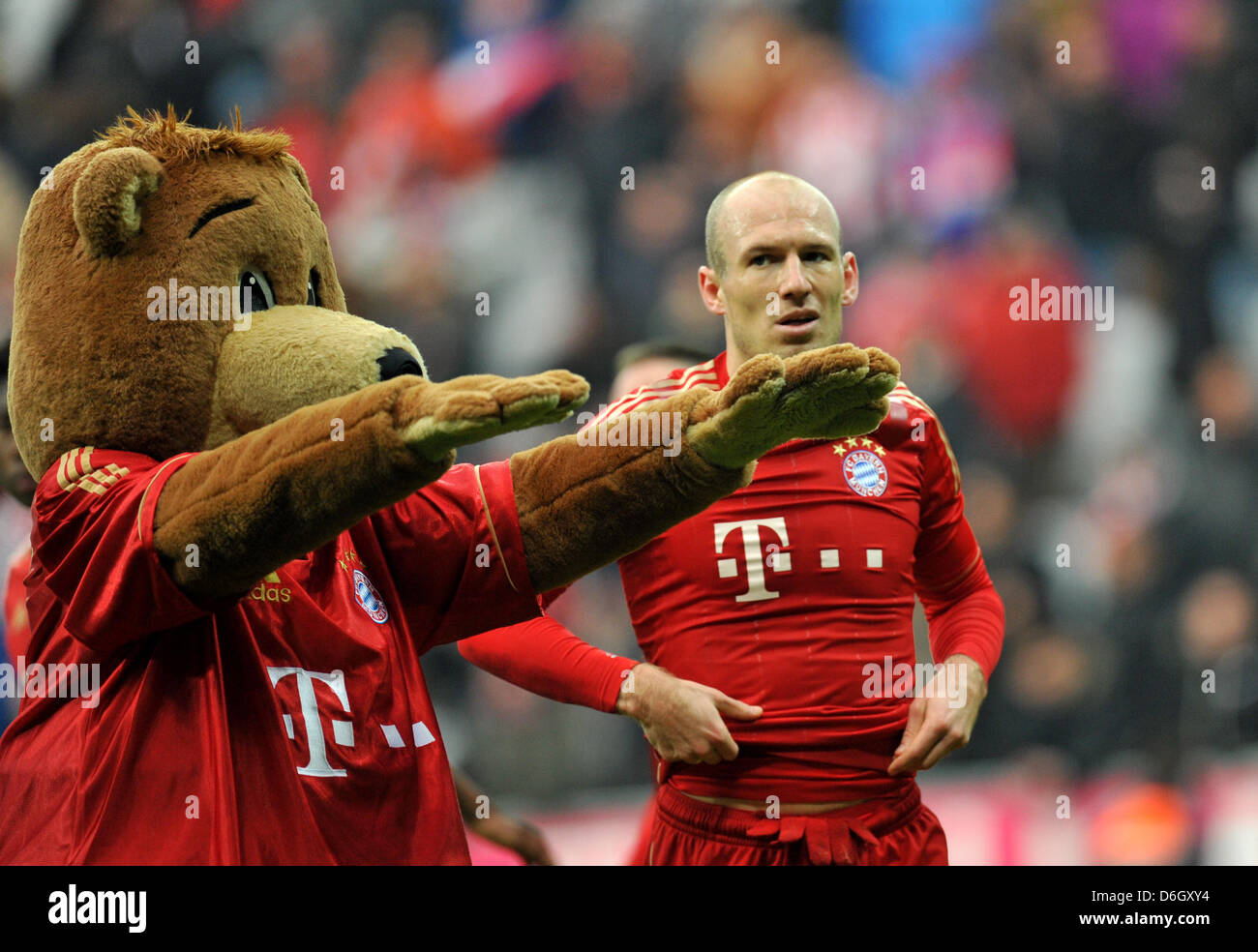 Münchens Arjen Robben steht neben Maskottchen Berni nach der Bundesliga-Fußballspiel zwischen FC Bayern München und FC Schalke 04 am Allianz-Arena in München, 26. Februar 2012. München gewann das Spiel 2: 0. Foto: Frank Leonhardt (Achtung: EMBARGO Bedingungen! Die DFL ermöglicht die weitere Nutzung der Bilder im IPTV, mobile Dienste und anderen neuen Technologien nur keine Graf Stockfoto
