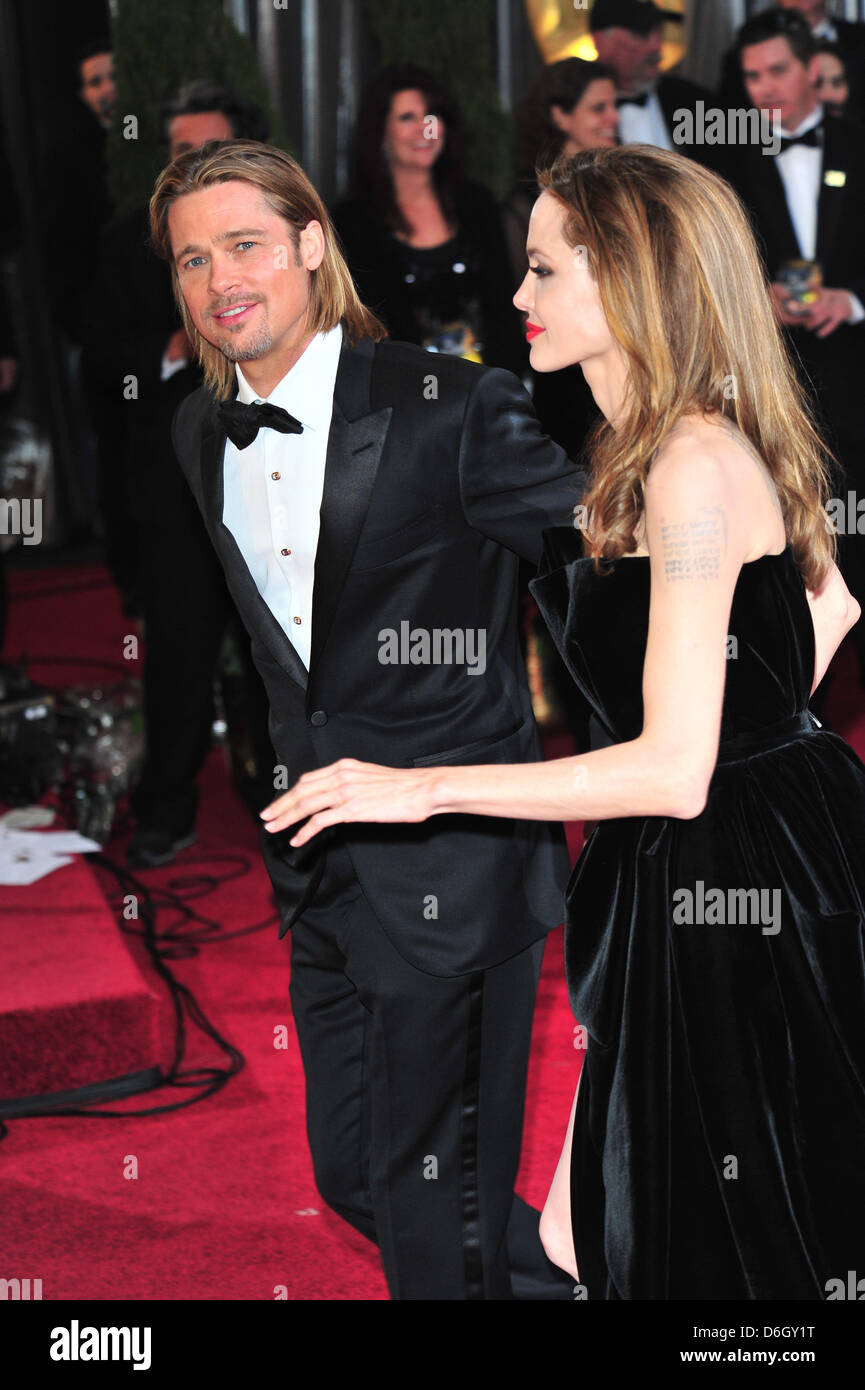 Schauspieler Brad Pitt und Angelina Jolie erreichen die 84. Oscar-Verleihung aka Oscar-Verleihung im Kodak Theatre in Los Angeles, USA, am 26. Februar 2012. Foto: Hubert Boesl Stockfoto