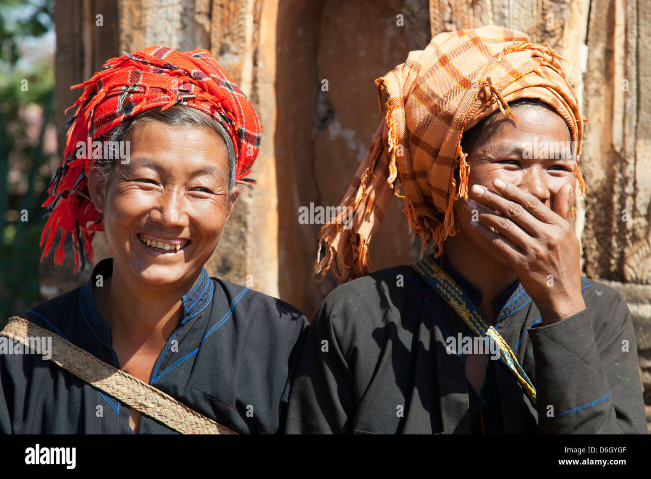 Zwei Frauen haben ein gutes Lachen im verlassenen Inn Thein Pagode Complex in Myanmar Stockfoto