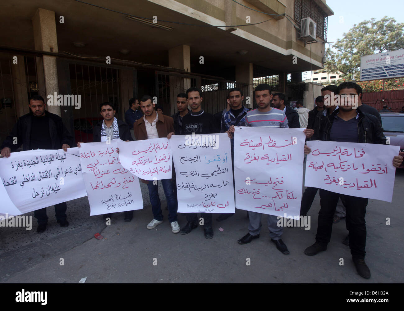 18. April 2013 - Gaza-Stadt, Gazastreifen, Palästina - palästinensische Fatah-Anhänger nehmen Sie Teil an einer Protestaktion ein gegen die Beschlüsse des obersten Führung, die Struktur der Palästinensischen Befreiungsorganisation '' PLO'' im Gaza-Streifen in Gaza-Stadt am 18. April 2013 ändern (Credit-Bild: © Ashraf Amra/APA Images/ZUMAPRESS.com) Stockfoto