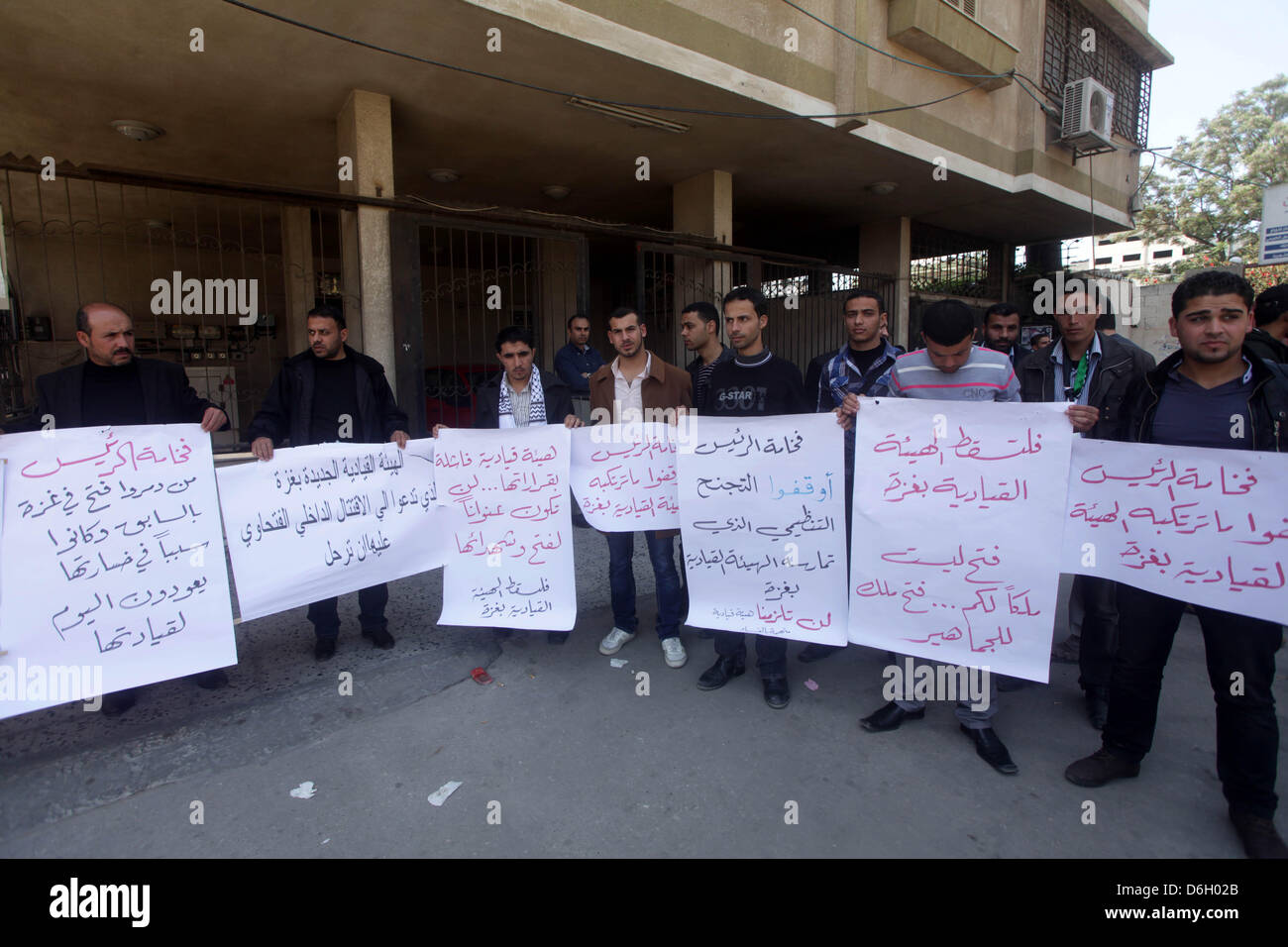 18. April 2013 - Gaza-Stadt, Gazastreifen, Palästina - palästinensische Fatah-Anhänger nehmen Sie Teil an einer Protestaktion ein gegen die Beschlüsse des obersten Führung, die Struktur der Palästinensischen Befreiungsorganisation '' PLO'' im Gaza-Streifen in Gaza-Stadt am 18. April 2013 ändern (Credit-Bild: © Ashraf Amra/APA Images/ZUMAPRESS.com) Stockfoto
