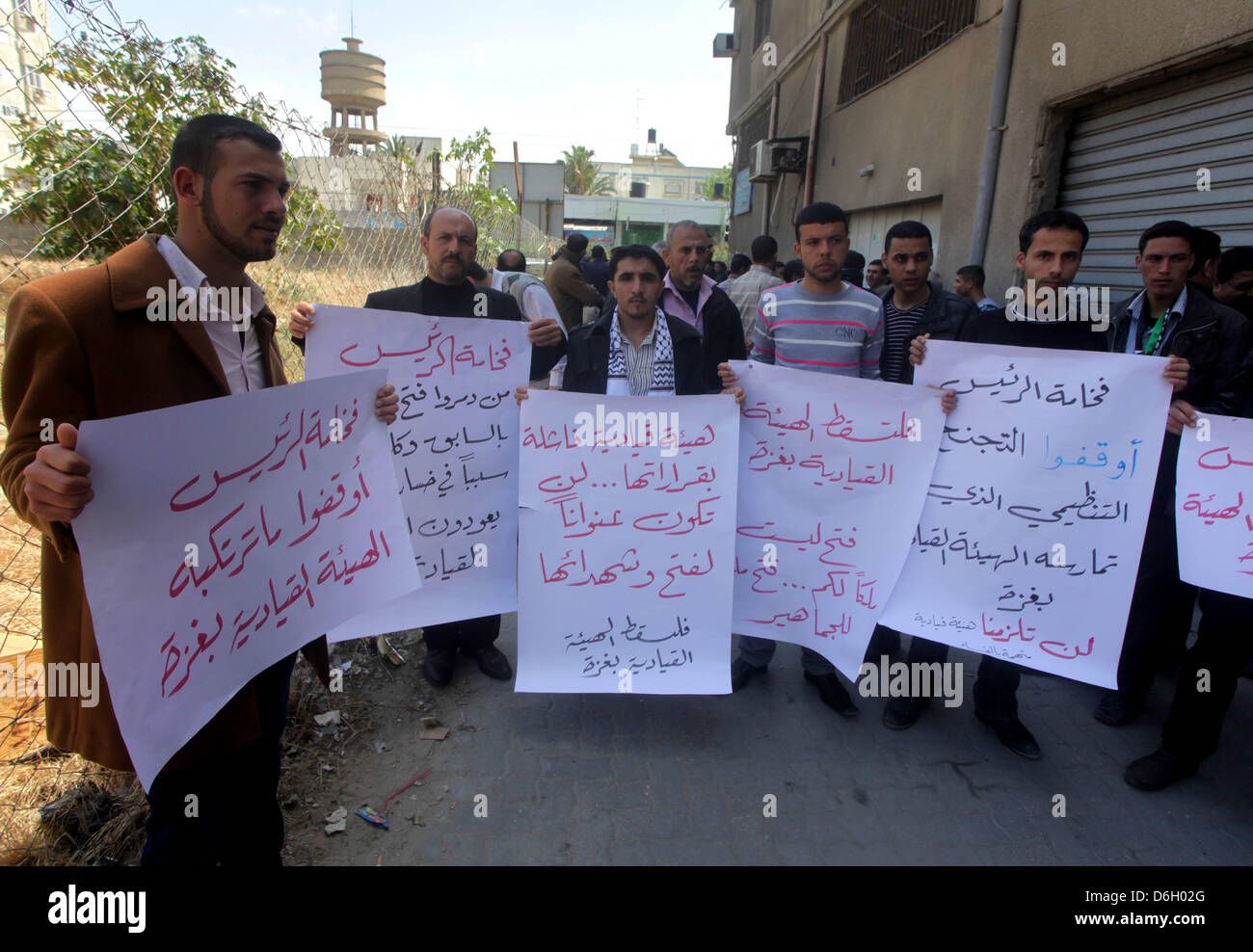 18. April 2013 - Gaza-Stadt, Gazastreifen, Palästina - palästinensische Fatah-Anhänger nehmen Sie Teil an einer Protestaktion ein gegen die Beschlüsse des obersten Führung, die Struktur der Palästinensischen Befreiungsorganisation '' PLO'' im Gaza-Streifen in Gaza-Stadt am 18. April 2013 ändern (Credit-Bild: © Ashraf Amra/APA Images/ZUMAPRESS.com) Stockfoto