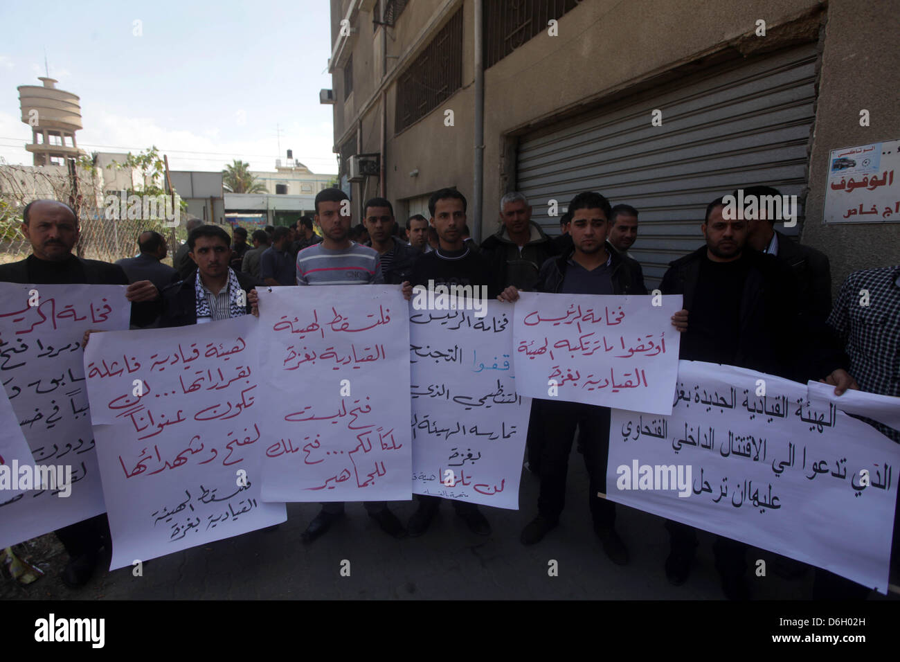 18. April 2013 - Gaza-Stadt, Gazastreifen, Palästina - palästinensische Fatah-Anhänger nehmen Sie Teil an einer Protestaktion ein gegen die Beschlüsse des obersten Führung, die Struktur der Palästinensischen Befreiungsorganisation '' PLO'' im Gaza-Streifen in Gaza-Stadt am 18. April 2013 ändern (Credit-Bild: © Ashraf Amra/APA Images/ZUMAPRESS.com) Stockfoto