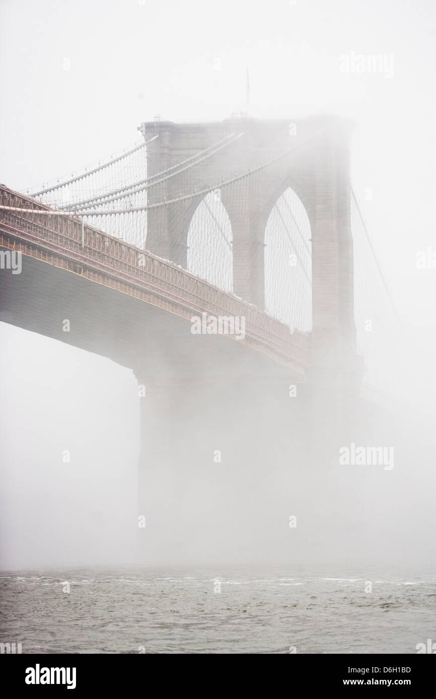Nebel, die Brooklynbridge überrollen Stockfoto