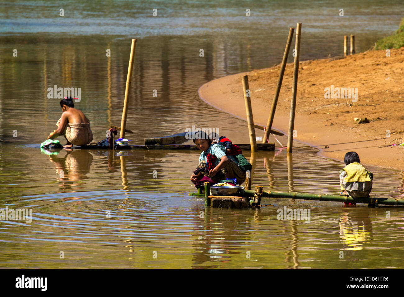 Waschtag am Fluss am Inn Thein Dorf, Myanmar 6 Stockfoto