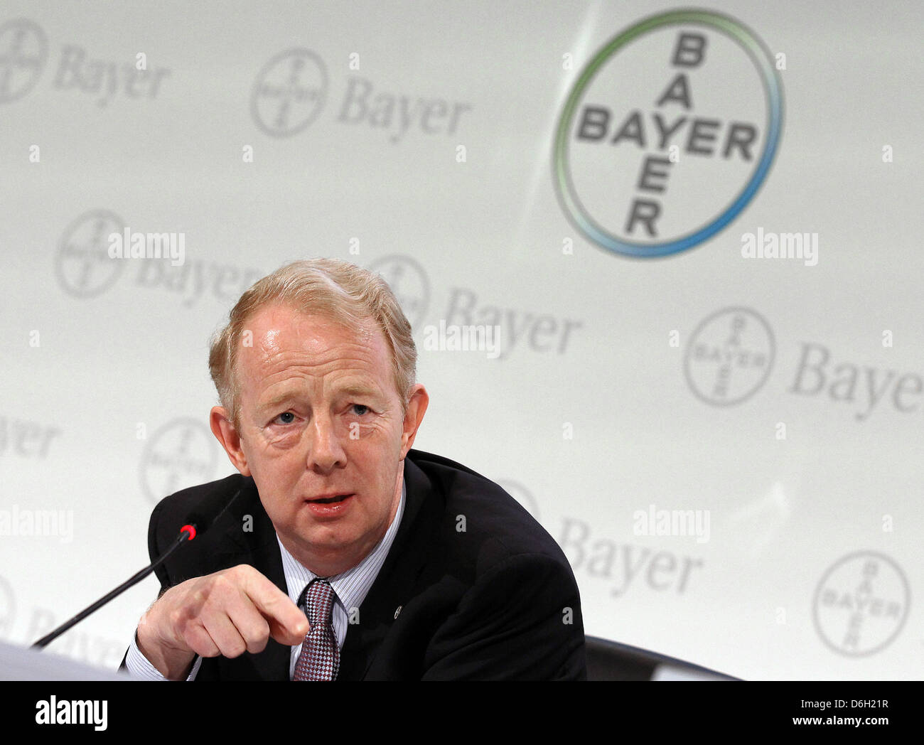 Bayer-Chef Marijn Dekkers präsentiert die Bilanzzahlen 2011 der chemischen und pharmazeutischen Firma Bayer während einer Pressekonferenz in Leverkusen, Deutschland, 28. Februar 2012. Foto: OLIVER BERG Stockfoto