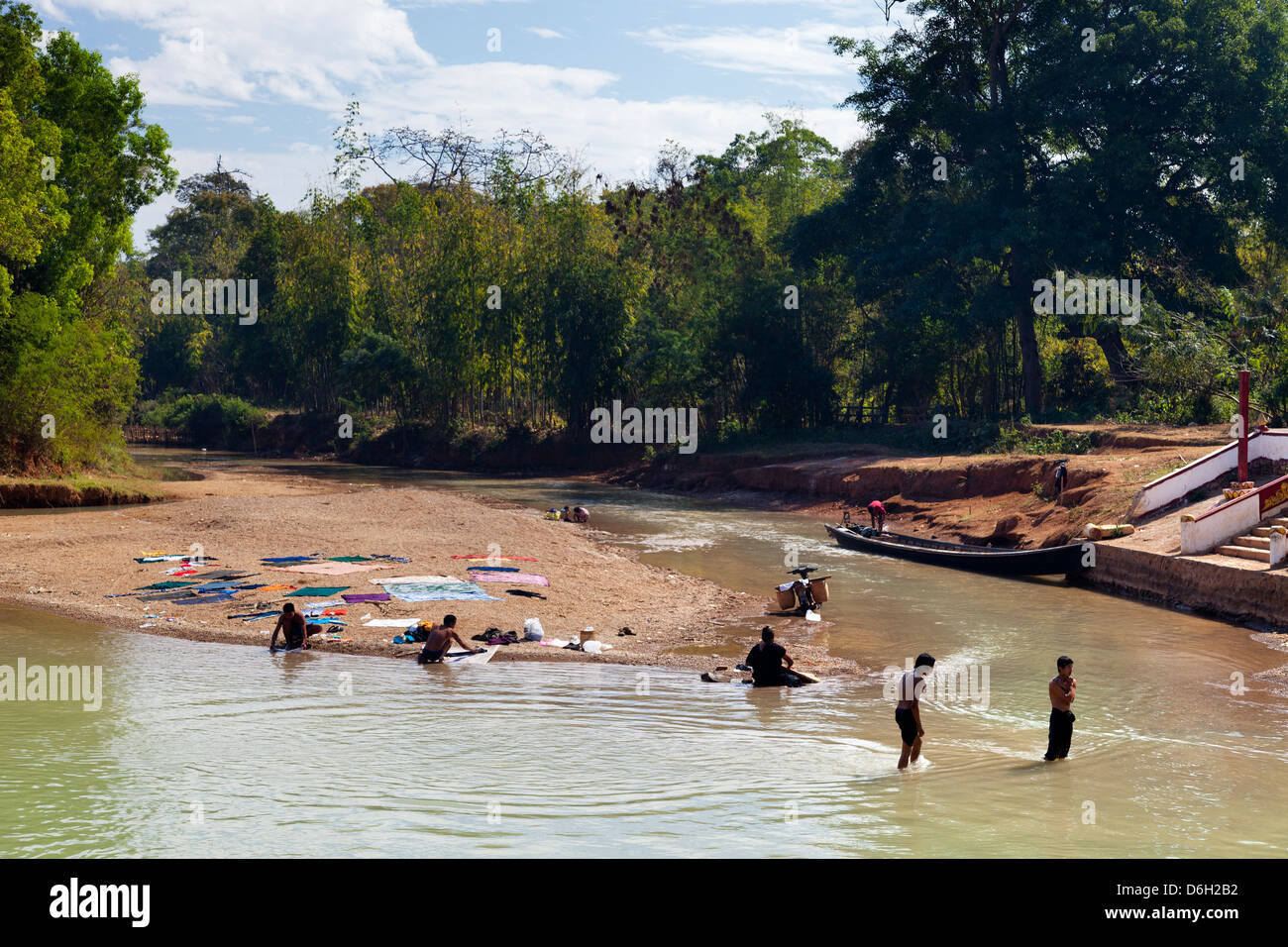 Waschtag am Fluss am Inn Thein Dorf, Myanmar 8 Stockfoto