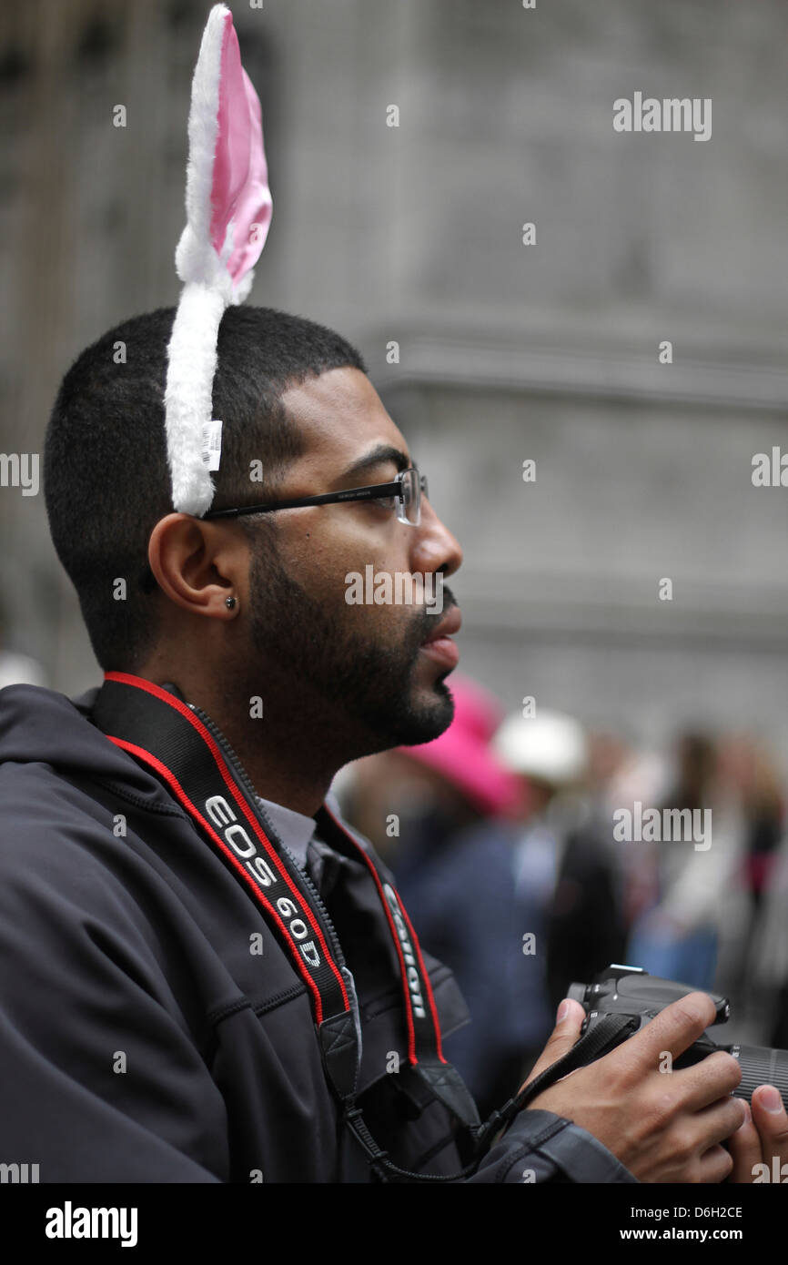 Fotograf in Hasenohren an New York Citys Easter Parade Stockfoto