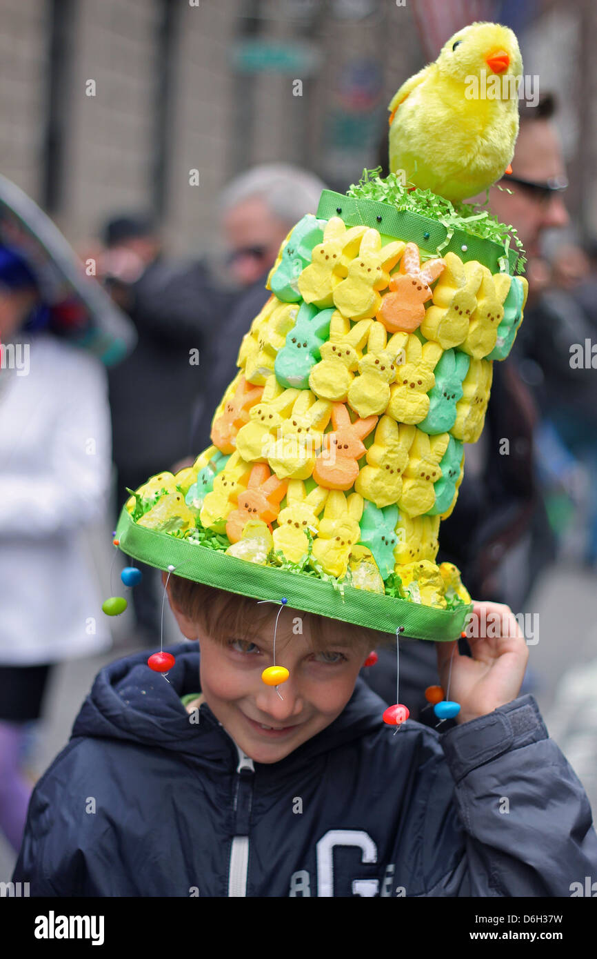 Ein kleines Mädchen in einen großen Hut gemacht von guckt, an New York Citys Easter Parade Stockfoto