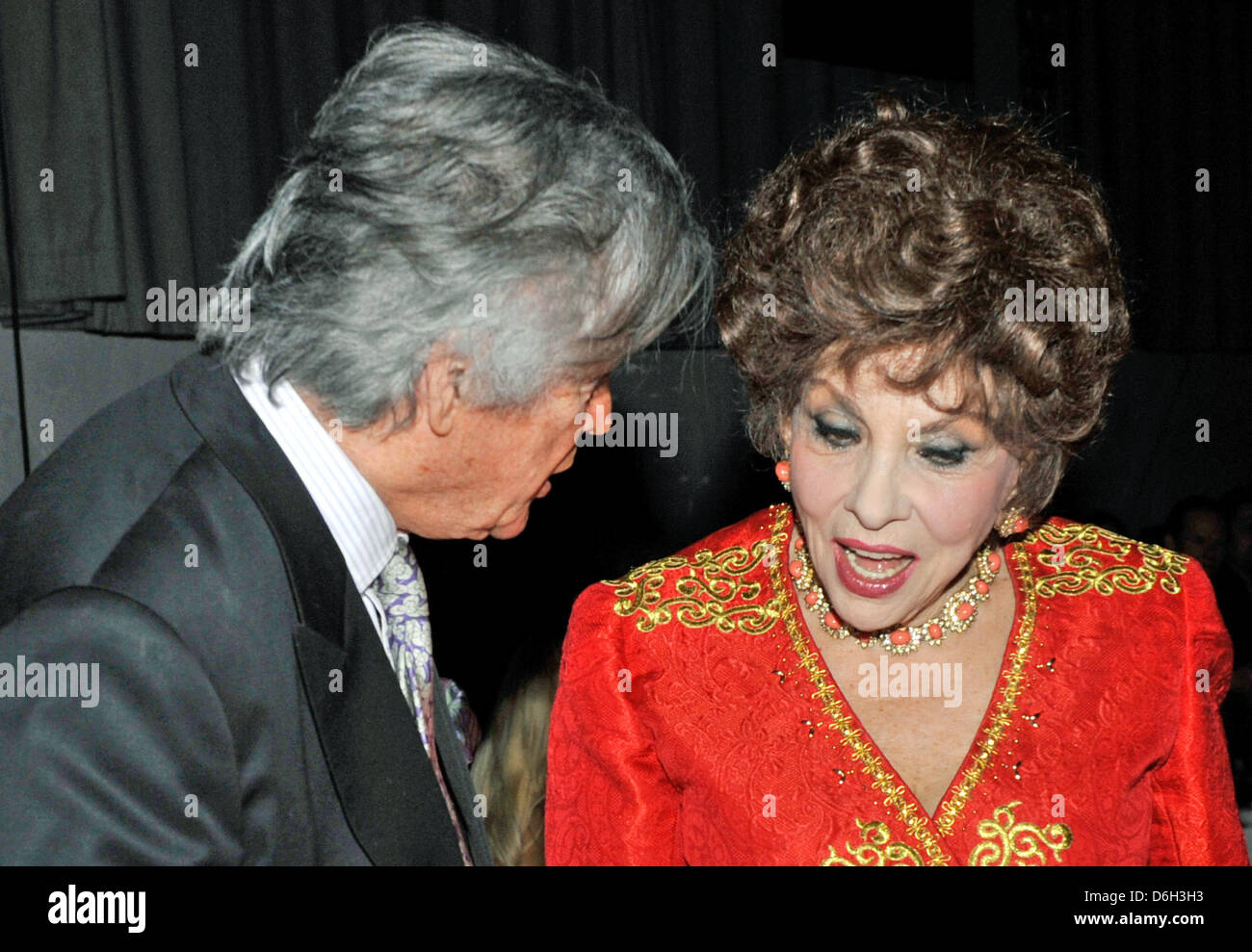 Schauspieler Pierre Brice und Gina Lollobrigida besuchen die Partei für das 20. Jubiläum des TV-Broacaster Kabel 1 im Kesselhaus in München, 29. Februar 2012. Foto: Ursula Düren Stockfoto