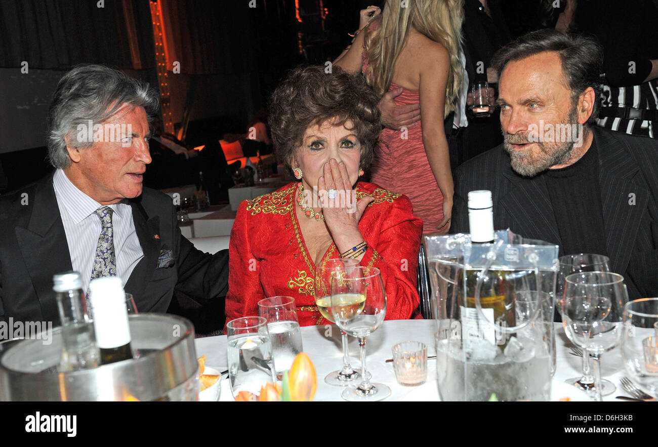 Schauspieler Pierre Brice (L-R), Gina Lollobrigida und Franco Nero besuchen die Partei für das 20. Jubiläum des TV-Broacaster Kabel 1 im Kesselhaus in München, 29. Februar 2012. Foto: Ursula Düren Stockfoto