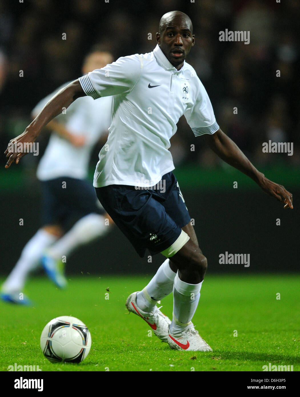 Frankreichs Alou Diarra spielt den Ball während der internationalen Freundschaftsspiel Deutschland gegen Frankreich im Weser-Stadion in Bremen, Deutschland, 29. Februar 2012. Foto: Thomas Eisenhuth Stockfoto