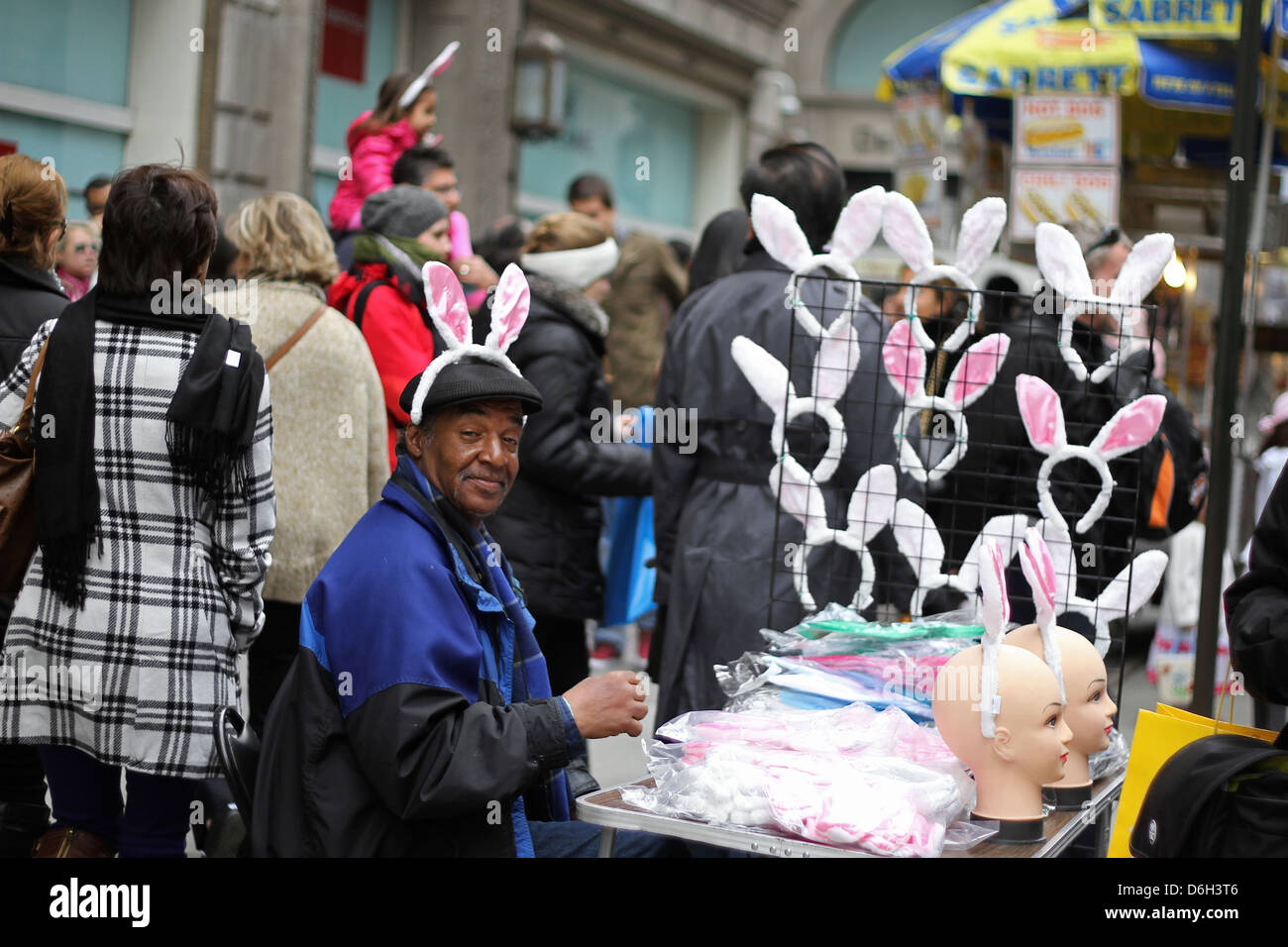 Ein Mann verkauft Hasenohren an New York Citys Easter Parade Stockfoto