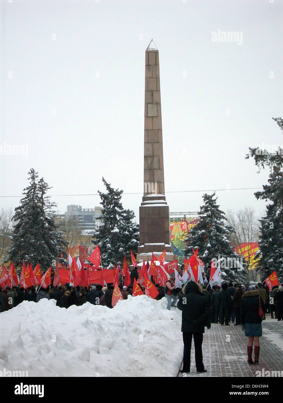 Rote Fahnen mit Hammer und Sichel Welle während einer Kundgebung der russischen kommunistischen Partei in Wolgograd, Russland, 23. Februar 2012. Bei den Wahlen im Jahr 2011 erhielt der russischen kommunistischen Partei 20 Prozent der Stimmen in Wolgograd. Am 4. März 2012 statt findet in Russland die Präsidentschaftswahlen. Foto: Benedikt von Imhoff Stockfoto