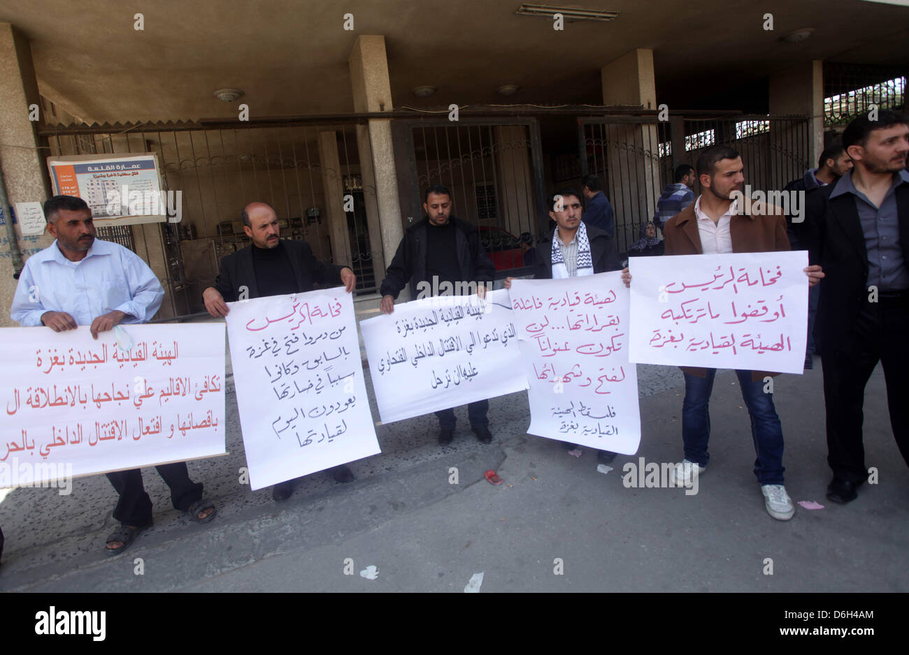 18. April 2013 - Gaza-Stadt, Gazastreifen, Palästina - palästinensische Fatah-Anhänger nehmen Sie Teil an einer Protestaktion ein gegen die Beschlüsse des obersten Führung, die Struktur der Palästinensischen Befreiungsorganisation '' PLO'' im Gaza-Streifen in Gaza-Stadt am 18. April 2013 ändern (Credit-Bild: © Ashraf Amra/APA Images/ZUMAPRESS.com) Stockfoto