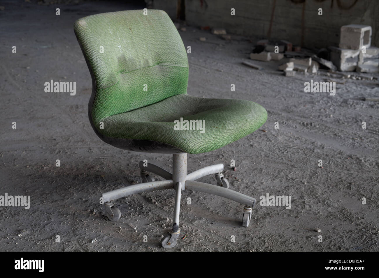 Verlassene Bürostuhl in einem verlassenen Gebäude in hellen HDR-Verarbeitung Stockfoto