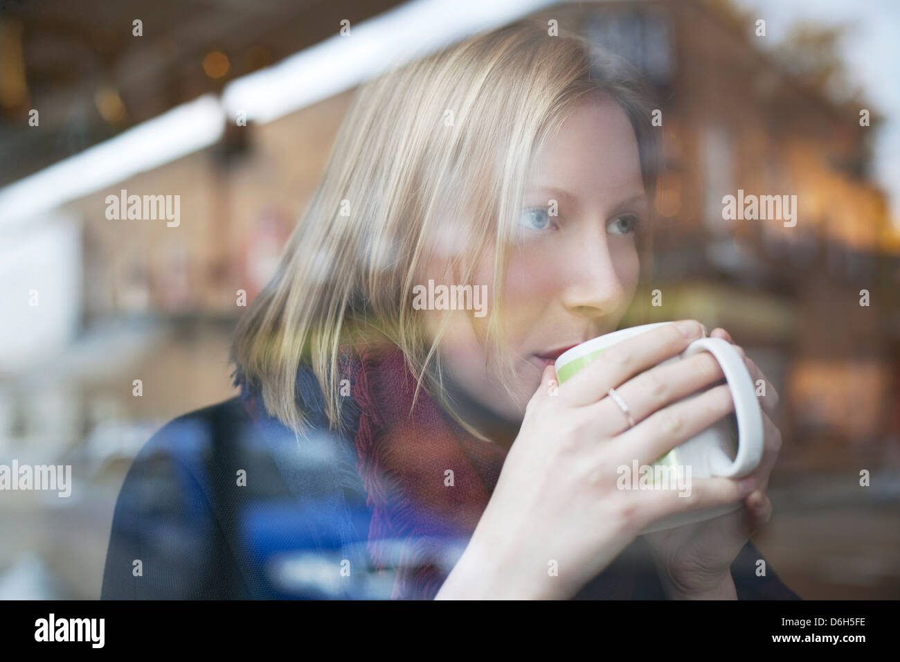 Frau trinkt Kaffee im café Stockfoto
