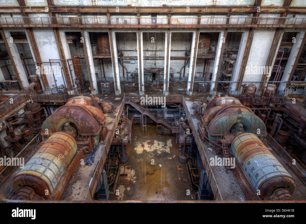 URBEX - Blick auf Turbinen eines alten Kraftwerks in leichte HDR-Verarbeitung Stockfoto