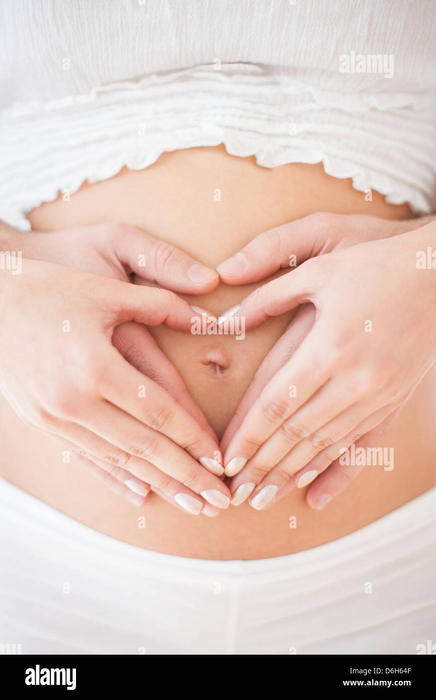 Paar Holding schwangeren Bauch Stockfoto