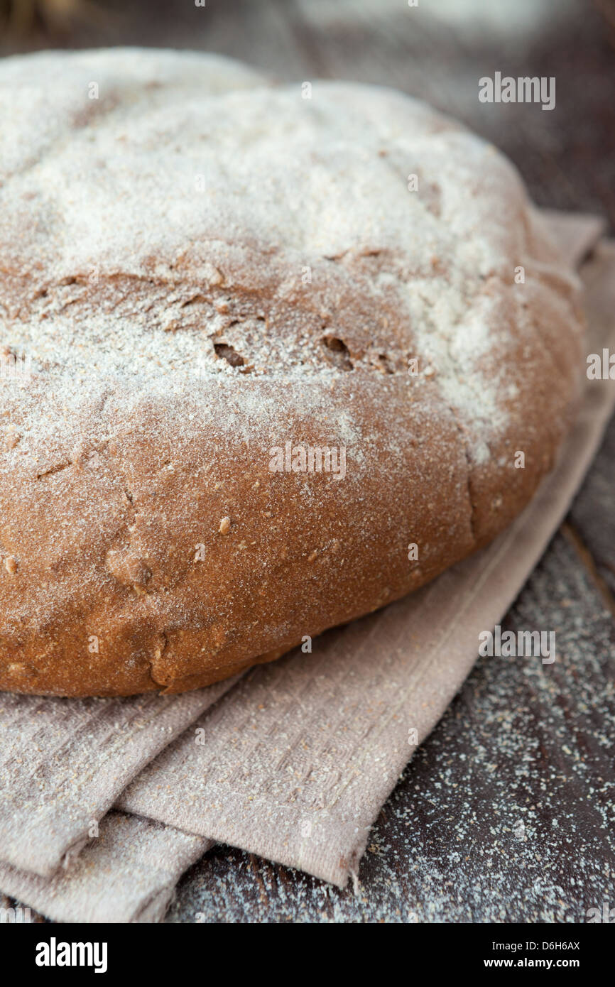 rundes Laib Brot auf den Brettern, Nahaufnahme Stockfoto