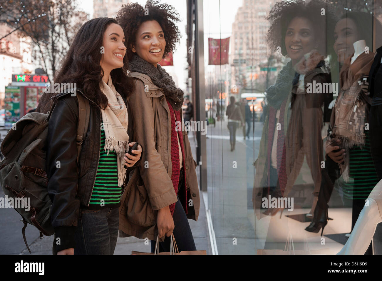 Frauen Schaufensterbummel auf Stadtstraße Stockfoto