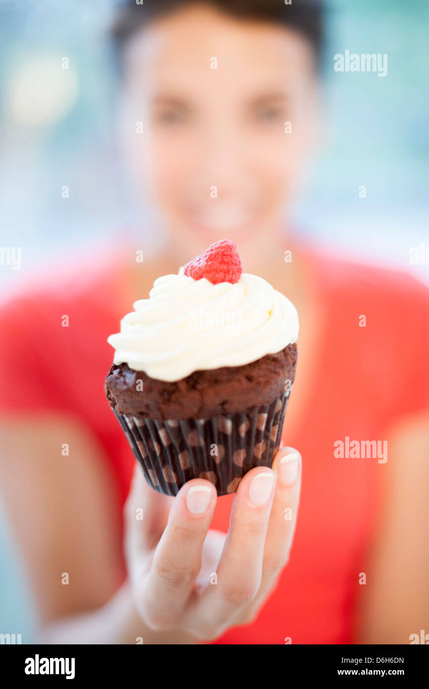 Frau mit eine Tasse Kuchen Stockfoto