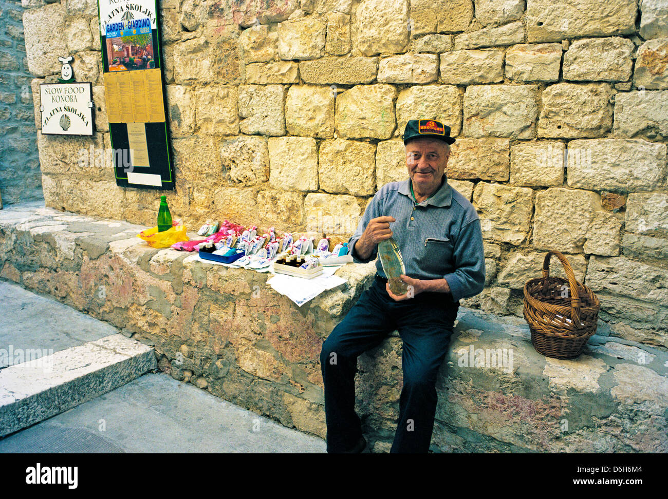 Ein Alter Mann verkauft seine waren von getrockneten Lavendel und pflanzliche Öle in der mittelalterlichen Stadt Hvar, Kroatien Stockfoto