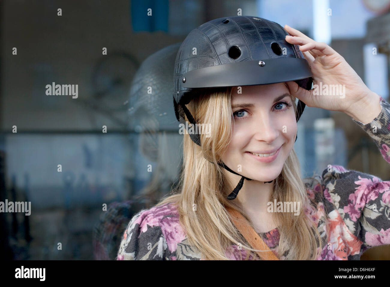 Frau trgt Fahrradhelm im freien Stockfotografie - Alamy
