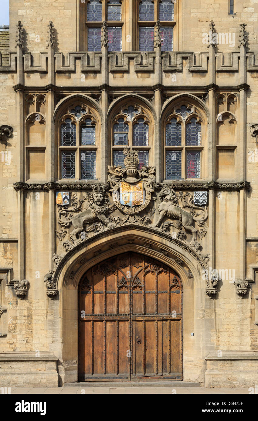 Oxford Oxfordshire England UK. Brasenose College mit Wappen über der Eingangstür im Turm, entworfen von Thomas G Jackson Stockfoto