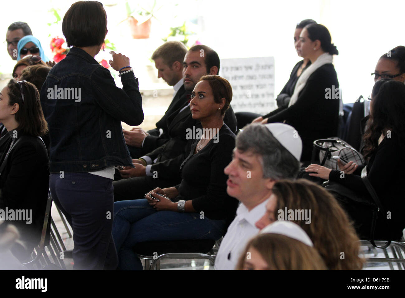 18. April 2013 - Kairo, Kairo, Ägypten - ägyptische jüdischen Trauergemeinde nehmen an der Beerdigung von Carmen Weinstein, der Anführer der ägyptischen Juden in der Synagoge in Kairo am 18. April 2013 Teil. Weinstein, der am 13. April im Alter von 82 Jahren starb, war bekannt für ihre unermüdliche Arbeit konservierenden Synagogen und einst weitläufigen Judenfriedhof. Sie wird voraussichtlich auf dem Bassatine Friedhof begraben zu werden, wofür sie gearbeitet hatten, um seit 1978 zu speichern. Es ist der einzige jüdische Friedhof Links in Kairo (Credit-Bild: © Tareq Gabas/APA Images/ZUMAPRESS.com) Stockfoto