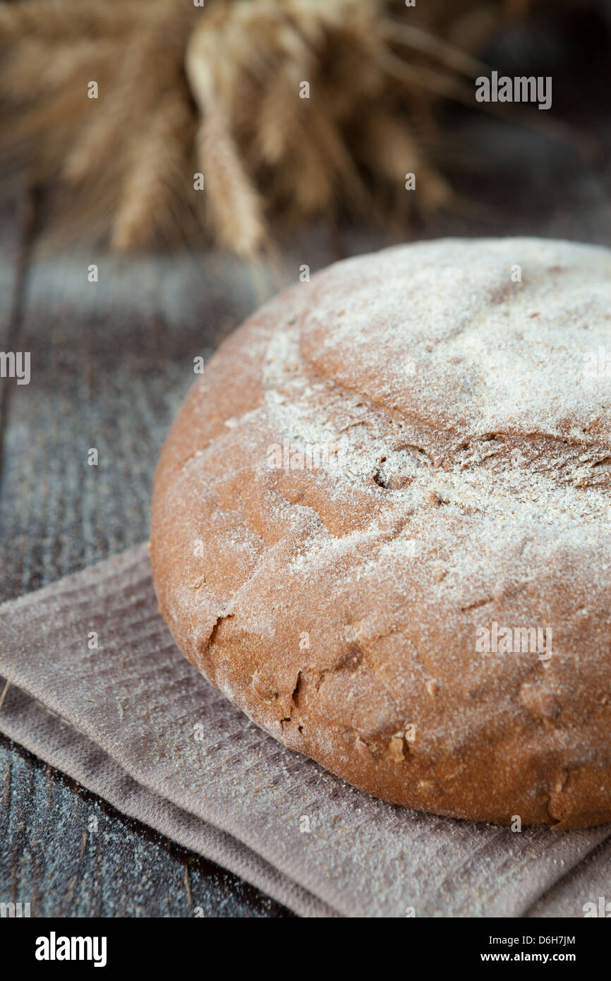 runder Laib Brot und Ähren, Nahaufnahme Stockfoto