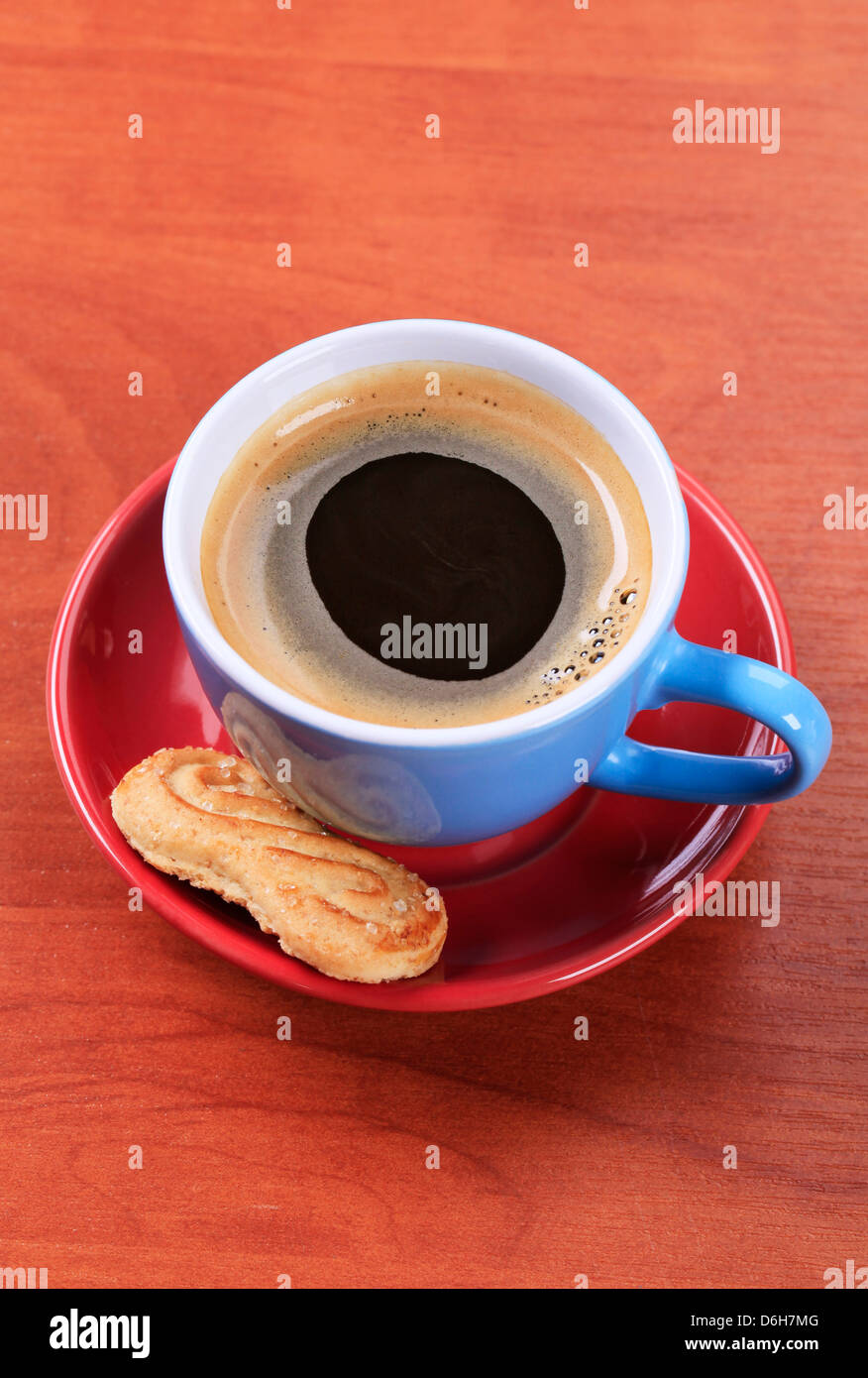 Tasse schwarzen Kaffee und Keks Stockfoto