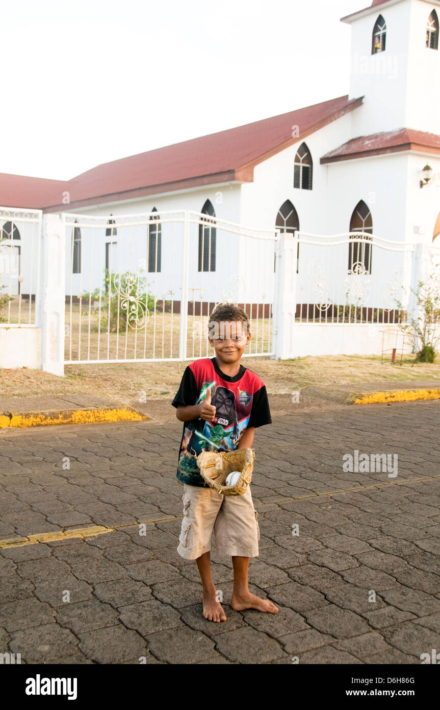 Corn Island Nicaragua junge junge Jugendbaseball redaktionellen Reisen lächelnd glücklich Kirche Reisen Armut schlechter Strasse spielendes Kind nati Stockfoto