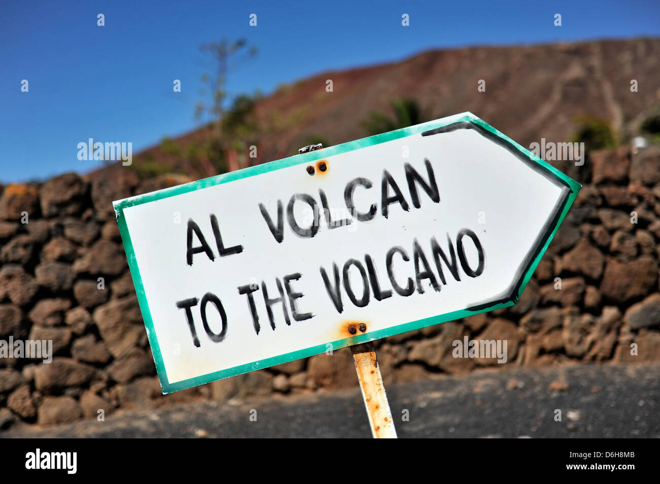 Eine zweisprachige handbemalt anmelden Lanzarote leiten Besucher zum Vulkan. Al Volcan Stockfoto