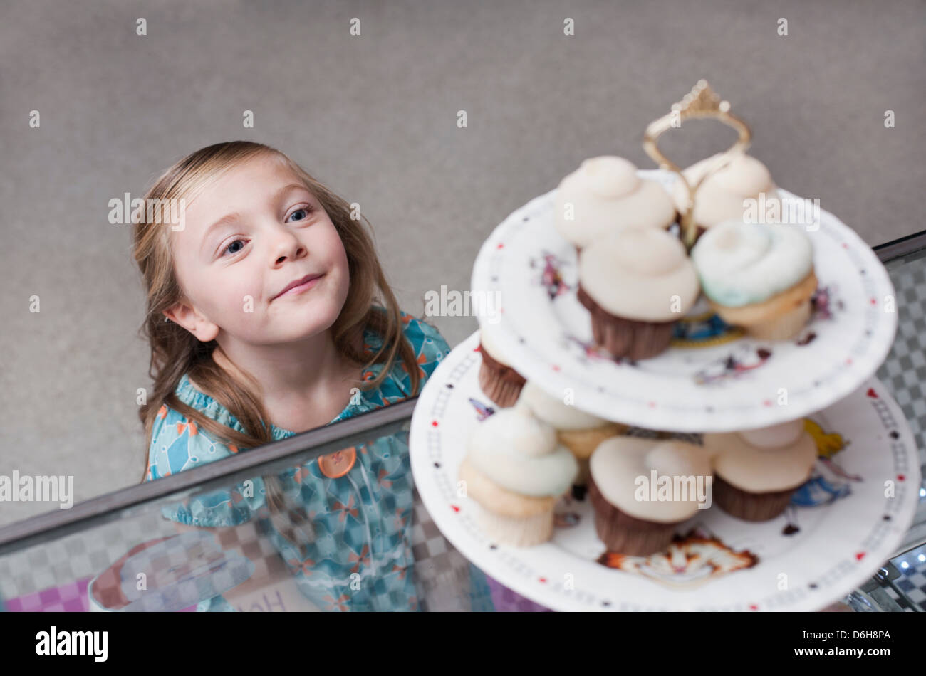 Mädchen bewundern Sie Muffins in Bäckerei Stockfoto