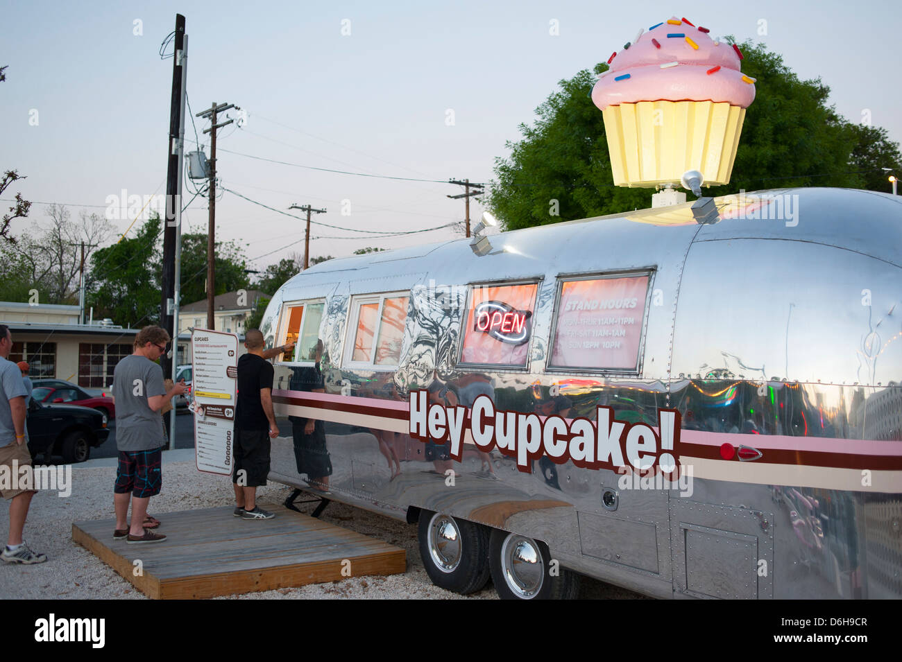 USA Texas TX Austin State Capital Congress Ave South Avenue - Nachtleben Essen Dessert Hey Cupcake Kleinunternehmen Stockfoto