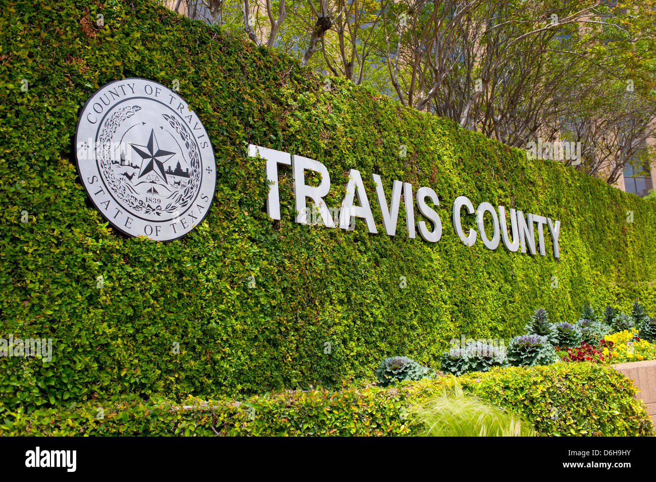 USA Texas TX Travis County Staatssiegel auf eine Hecke Wand Austin Stockfoto