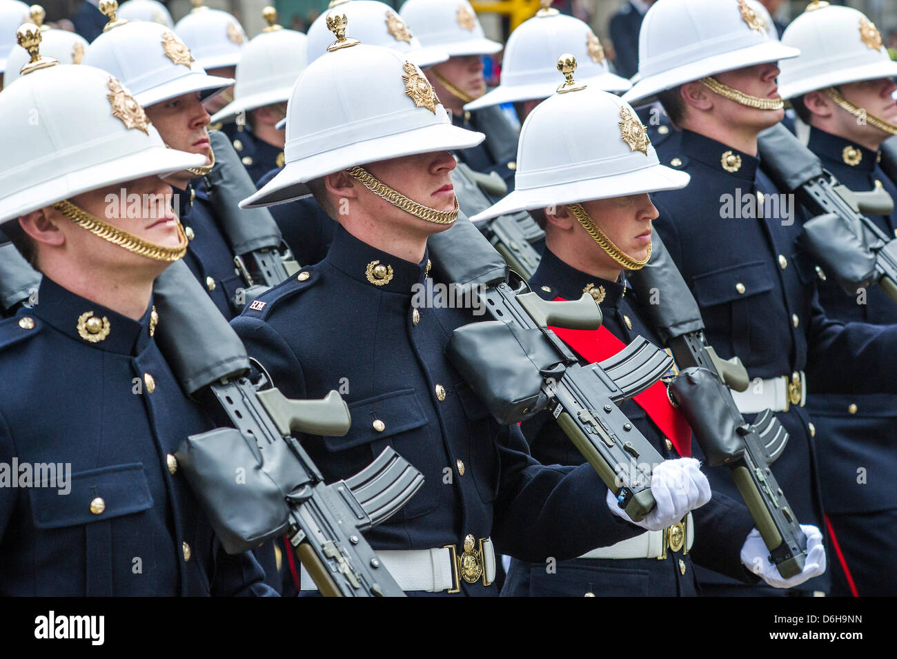 Ludgate Circus, London, UK, 17 April 2013.die Beerdigung von Baroness Thatcher durchläuft Ludgate Circus wo Demonstranten mit trauernden mischen. Bildnachweis: Guy Bell/Alamy Live-Nachrichten Stockfoto