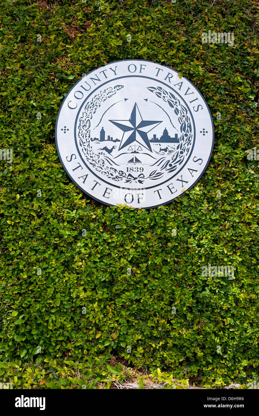 USA Texas TX Travis County Staatssiegel auf eine Hecke Wand Austin Stockfoto