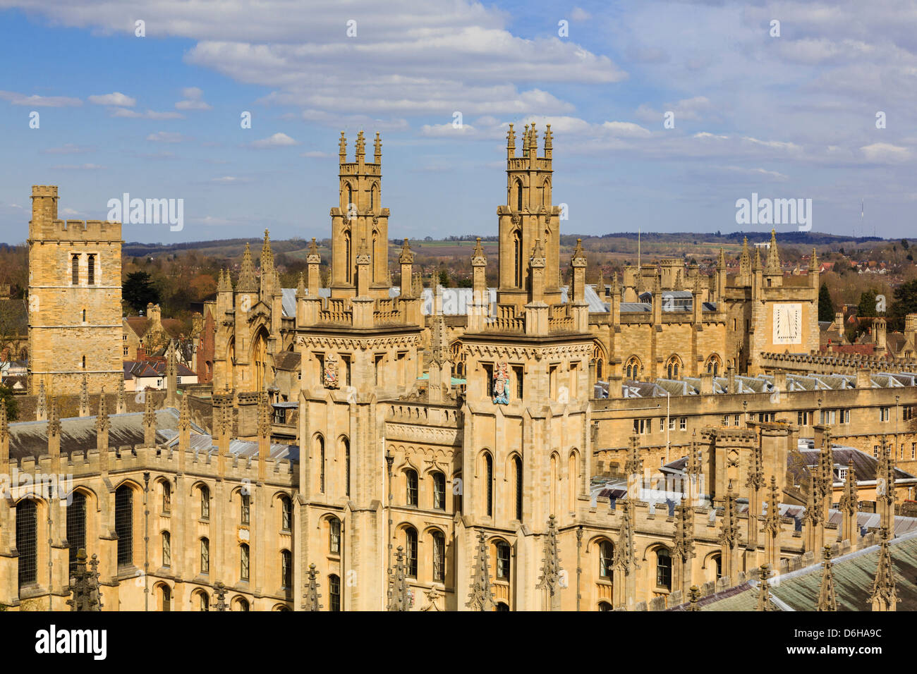 Hohe Aussicht auf Hawksmoor Türme von All Souls College, die alle Fellows der Universität. Oxford, Oxfordshire, England, Großbritannien, Großbritannien Stockfoto