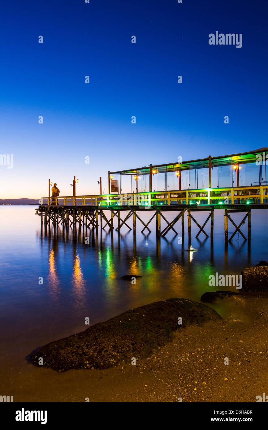 Pier von Ostradamus Restaurant in Ribeirao da Ilha Beach in der Abenddämmerung. Stockfoto