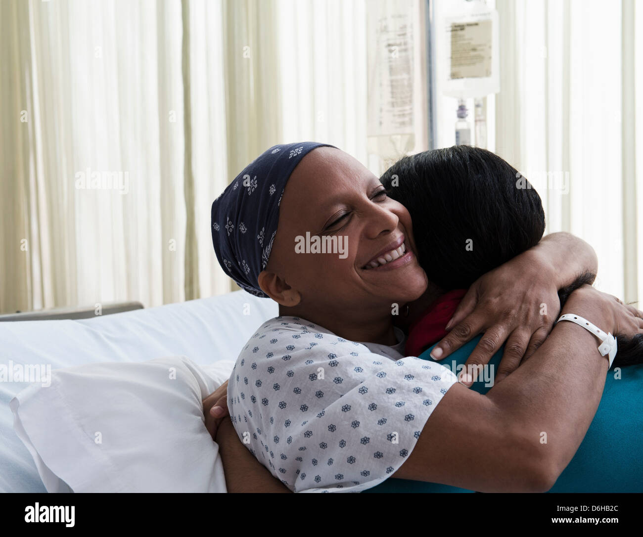 Tochter umarmt Mutter im Krankenhaus Stockfotografie - Alamy