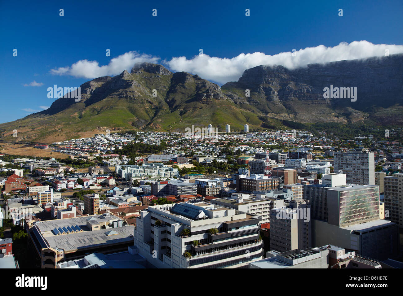 CBD Kapstadt und den Tafelberg mit "Tischtuch" Cloud, Cape Town, Südafrika Stockfoto
