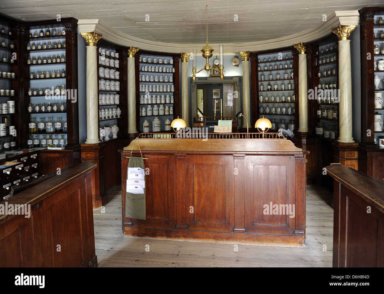 Finnland. Turku. Apotheken-Museum und das Qwensel Haus. In den 1700er Jahren gebaut. Auflistung der Apotheke Utensilien auf dem Display. Stockfoto